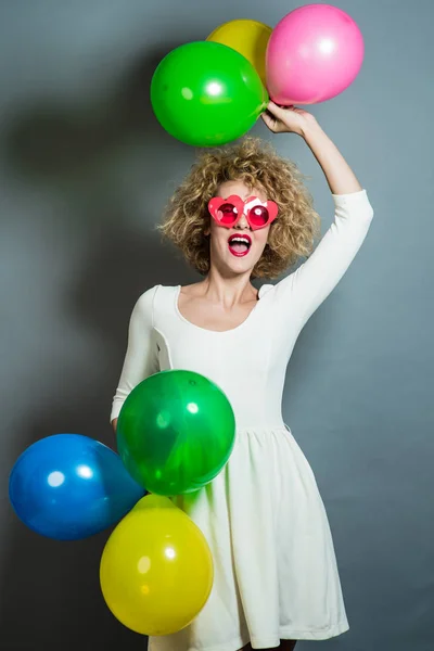 快乐滑稽的金发女郎拿着气球 — 图库照片
