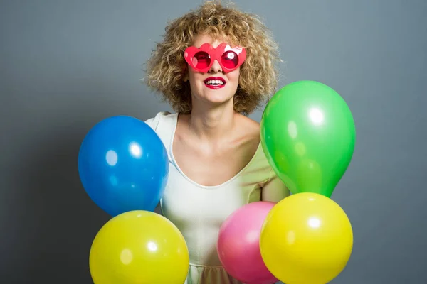 Fröhliche Lustige Blonde Frau Mit Luftballons — Stockfoto