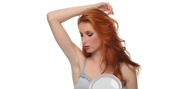 Güzel Genç Kadın Ile Zarif Uzun Kırmızı Parlak Saçlar — Stok fotoğraf