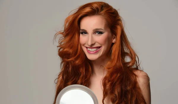 Красивая Молодая Женщина Изящными Длинными Рыжими Светлыми Волосами Держащая Зеркало — стоковое фото