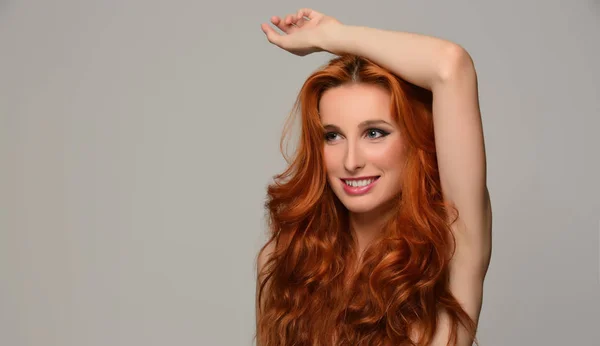 Красивая Молодая Женщина Изящными Длинными Рыжими Волосами — стоковое фото