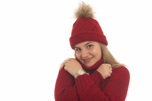 温かみのある赤いセーターと赤い帽子で笑顔美人 — ストック写真