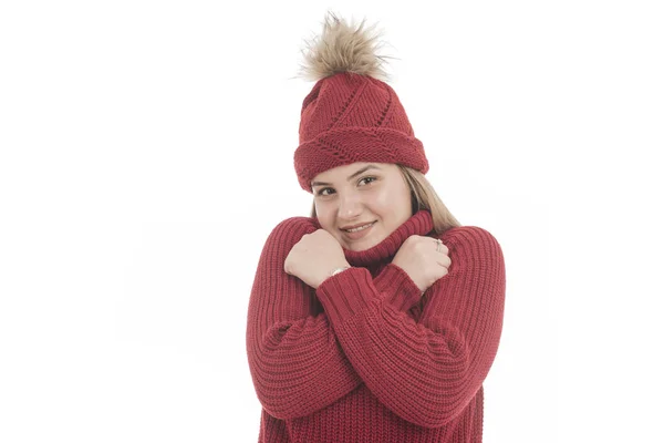 Όμορφο Χαμογελαστό Κορίτσι Στο Ζεστό Πουλόβερ Κόκκινο Και Κόκκινο Καπέλο — Φωτογραφία Αρχείου