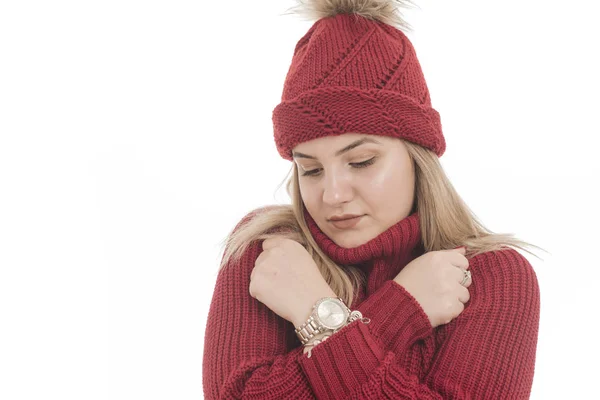 温かみのある赤いセーターと赤い帽子で笑顔美人 — ストック写真