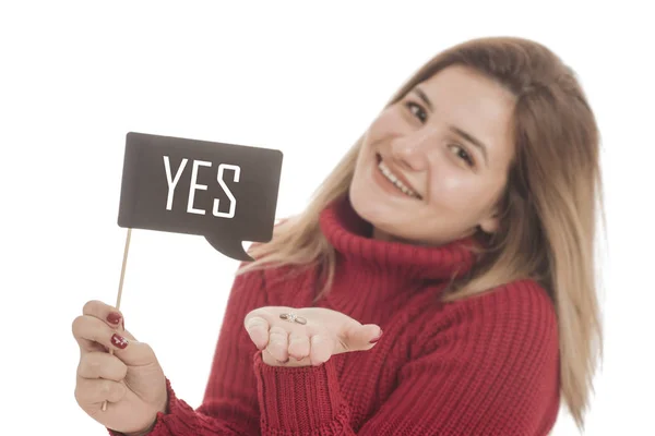 Mooie Blonde Vrouw Holding Verlovingsring Kartonnen Teken Stick Met Daarop — Stockfoto