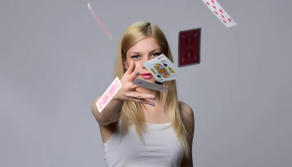 Молодая Блондинка Выбрасывает Игральные Карты — стоковое фото