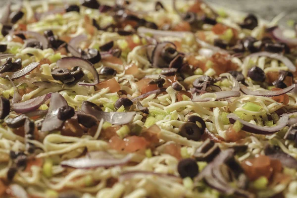 Сырая Пицца Расплавленным Сыром Итальянские Травы Томатный Соус Свежий Базилик — стоковое фото