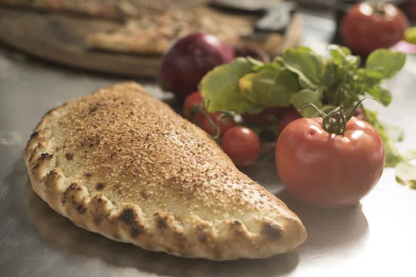 Bardzo Gorąca Pizza Calzone Zamknięta Pizza — Zdjęcie stockowe