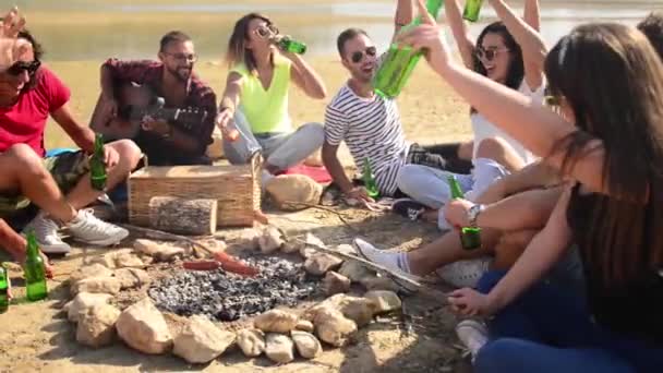 Jóvenes Amigos Haciendo Picnic Cerca Del Lago — Vídeo de stock