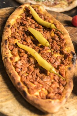 Geleneksel fırın Makedon et pasta pastrmajlija pişmiş. Makedon Pizza