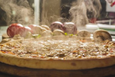 Eritilmiş peynir ve mantar taze pişmiş pizza. Seçici odak