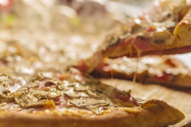 Eritilmiş peynir ve mantar taze pişmiş pizza. Seçici odak