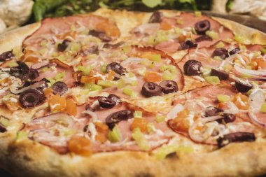 Jambon, zeytin ve domates taze pişmiş pizza. Seçici odak