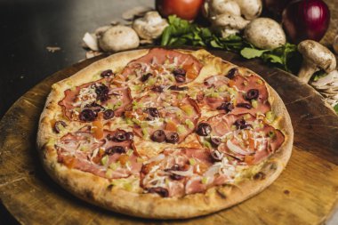Jambon, zeytin ve domates taze pişmiş pizza. Seçici odak