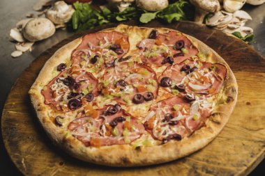 Jambon, zeytin ve domates taze pişmiş pizza. Seçici odak