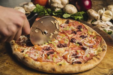 Jambon, zeytin ve domates taze pişmiş pizza. Seçici odak