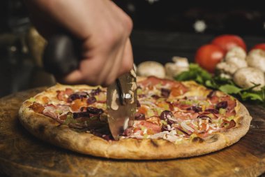 Jambon, zeytin ve domates taze pişmiş pizza. Seçici odak