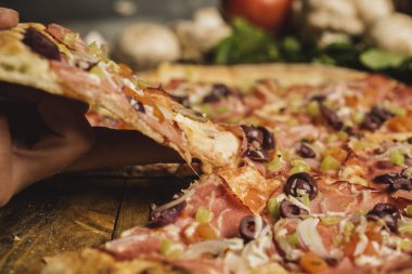 Jambon, zeytin ve domates taze pişmiş pizza. Seçici odak