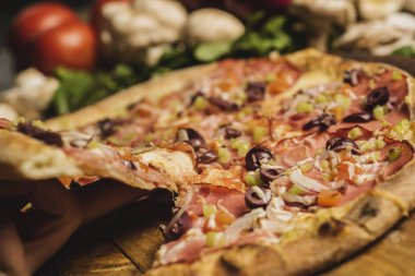 Jambon, zeytin ve domates taze pişmiş pizza. Seçici odak