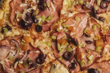 Jambon, zeytin ve domates taze pişmiş pizza. Seçici odak