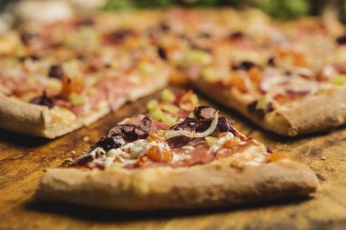 Jambon, zeytin ve domates taze pişmiş pizza. Seçici odak