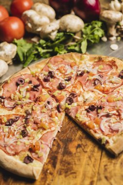 Jambon, zeytin ve domates taze pişmiş pizza. Seçici odak