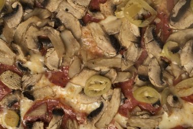 Biberli, mantar ve biber taze pişmiş pizza. Seçici odak