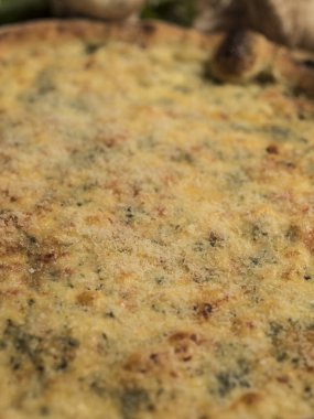 Eritilmiş peynir, İtalyan otlar ve domates sos ve taze fesleğen taze pişmiş pizza. Seçici odak