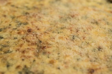 Eritilmiş peynir, İtalyan otlar ve domates sos ve taze fesleğen taze pişmiş pizza. Seçici odak