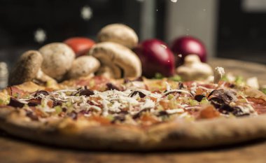 Eritilmiş peynir, İtalyan otlar ve domates sos ve taze fesleğen taze pişmiş pizza. Seçici odak