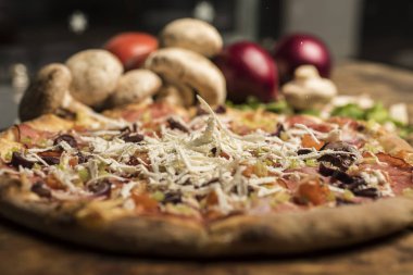 Eritilmiş peynir, İtalyan otlar ve domates sos ve taze fesleğen taze pişmiş pizza. Seçici odak