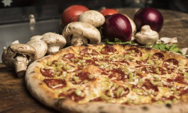 Eritilmiş peynir, İtalyan otlar ve domates sos ve taze fesleğen taze pişmiş pizza. Seçici odak