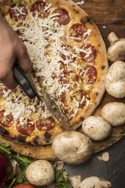 Peynirli, sucuklu, jambon ve mantar taze pişmiş pizza. Seçici odak