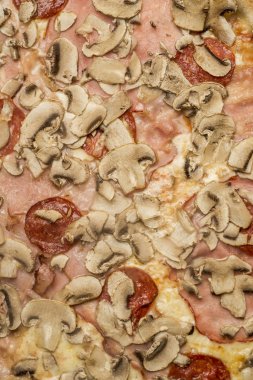 Peynirli, sucuklu, jambon ve mantar taze pişmiş pizza. Seçici odak