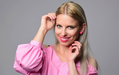 Genç kadın stüdyo ışık arka plan üzerinde poz