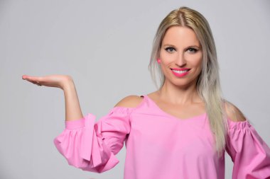 Genç kadın stüdyo ışık arka plan üzerinde poz