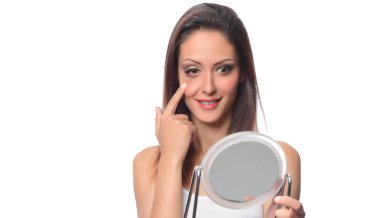 genç bir kadın yüzüne ayna denetleme