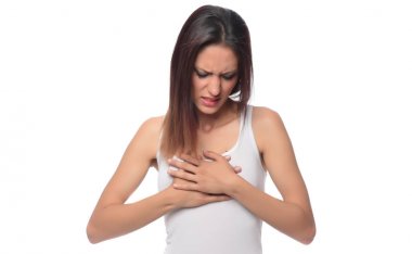 Genç bir esmer meme ağrısı vardır