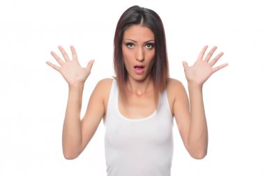 Beyaz zemin üzerinde bir genç surpised kız