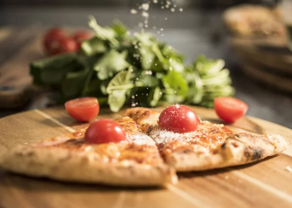 Sıcak büyük lezzetli pizza eriyen peynir, domates ve Parmesan peyniri ile