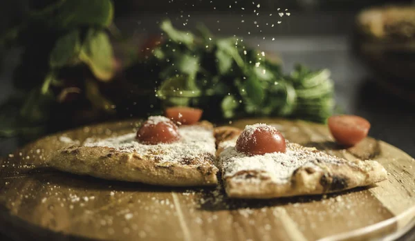 Sıcak büyük lezzetli pizza eriyen peynir, domates ve Parmesan peyniri ile