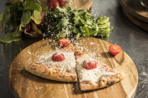 Sıcak büyük lezzetli pizza eriyen peynir, domates ve Parmesan peyniri ile