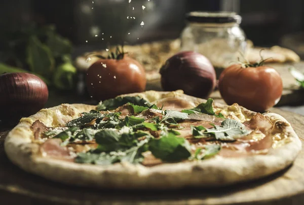 Sıcak büyük bütün lezzetli pizza eriyen peynir, domates ve Parmesan peyniri ile