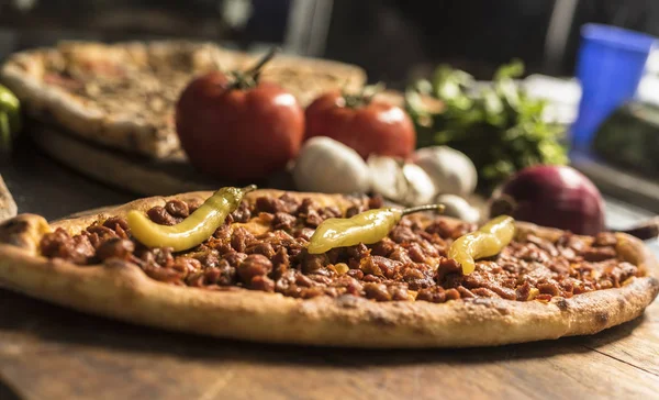 Geleneksel fırın Makedon et pasta pastrmajlija pişmiş. Makedon Pizza