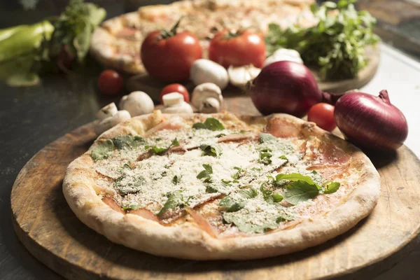 Sıcak büyük bütün lezzetli pizza eriyen peynir, domates ve Parmesan peyniri ile