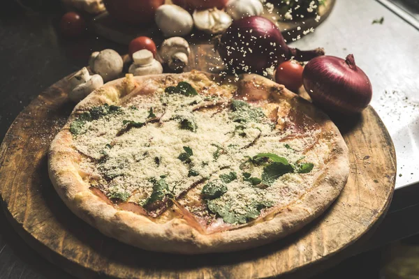 Sıcak büyük bütün lezzetli pizza eriyen peynir, domates ve Parmesan peyniri ile