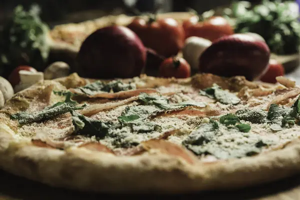 Sıcak büyük bütün lezzetli pizza eriyen peynir, domates ve Parmesan peyniri ile