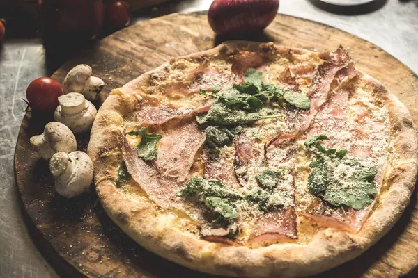 Sıcak büyük bütün lezzetli pizza eriyen peynir, domates ve Parmesan peyniri ile