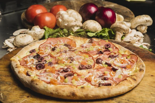 Jambon, zeytin ve domates taze pişmiş pizza. Seçici odak