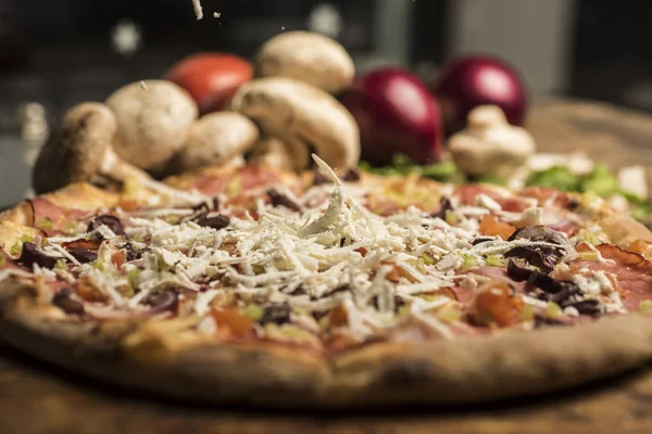 Eritilmiş peynir, İtalyan otlar ve domates sos ve taze fesleğen taze pişmiş pizza. Seçici odak